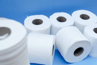 Tuvalet kağıdı mavi arkaplanda izole edilmiş..