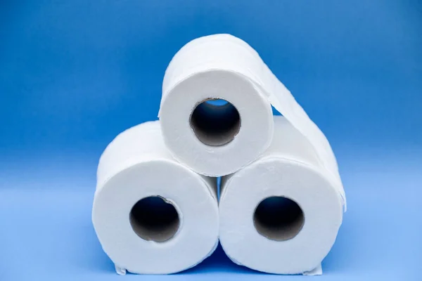 Toalettpapper Isolerad Blå Bakgrund — Stockfoto