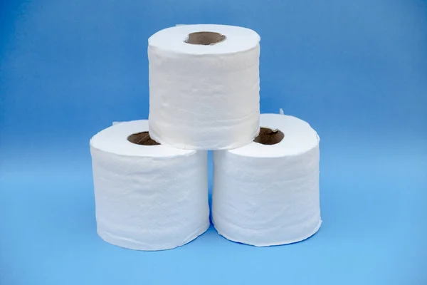 Toaletní Papír Izolovaný Modrém Pozadí — Stock fotografie