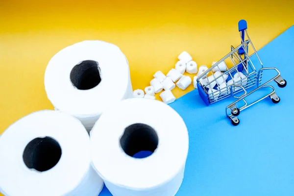 Toalettpapper Och Kundvagn Isolerad Blå Bakgrund — Stockfoto