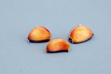 Sarımsak resmi gri arkaplanda izole edilmiş.