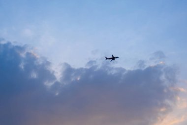 Uçak akşam vakti altın gökyüzüne uçtu..