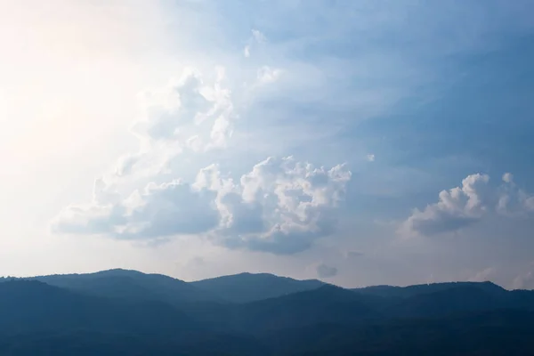 Montaña Nubes Blancas Hermoso Cielo Azul — Foto de Stock