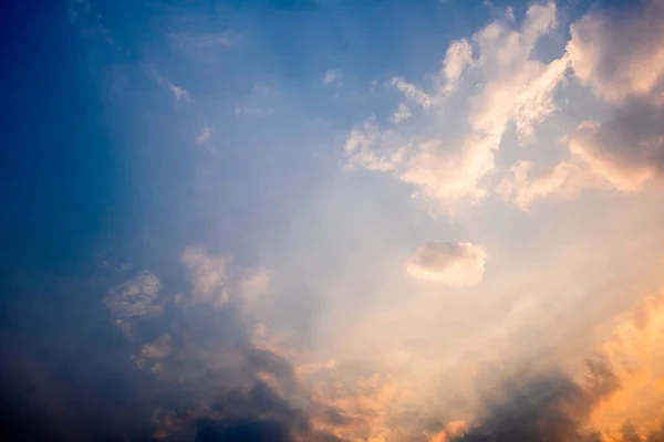 Nubes Blancas Cielo Dorado Por Noche — Foto de Stock