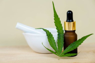 Kenevir yaprağı ve CBD yağı. Alternatif tıp, bitkisel tedavi kavramı.