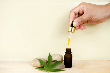 El damlası CBD yağı, kenevir yaprakları. Alternatif tıp, bitkisel tedavi kavramı.