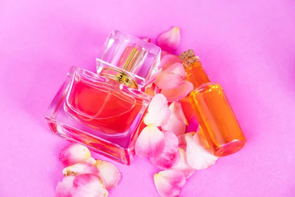 Olejek Eteryczny Kwiat Róży Perfumy Różowe Różowym Tle Aromaterapia Spa — Zdjęcie stockowe