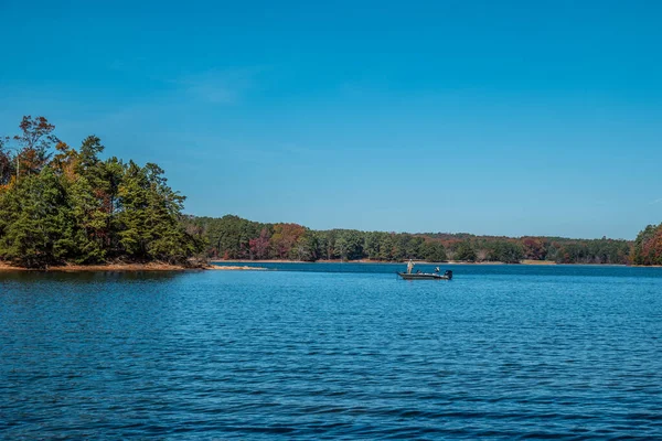 Рыбалка на лодке на озере — стоковое фото