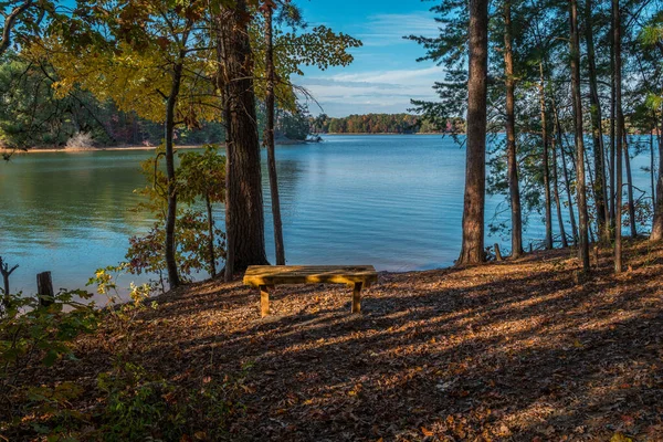 Banco sentado no lago — Fotografia de Stock