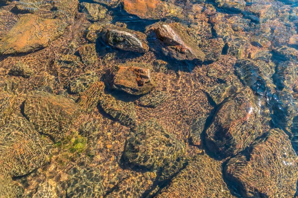 クリスタルクリア川の水 — ストック写真