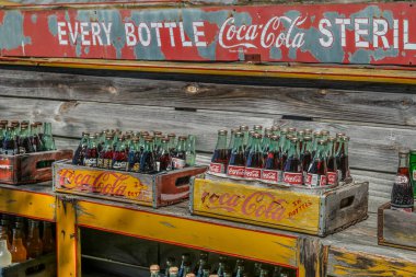 Rogersville, Tennessee / Usa-6 / 5 / 15 Eski bir teslimat kamyonunda hala soda dolu Coca-Cola şişeleri sergileniyor