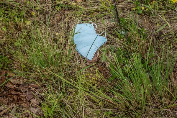 Una Mascarilla Usada Desechada Tirada Suelo Aire Libre Yaciendo Hierba —  Fotos de Stock