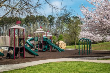 Parktaki büyük bir oyun alanı, salgın koronavirüs nedeniyle boş ve kapalı. Baharın güneşli bir gününde evde kalma kısıtlamaları var.