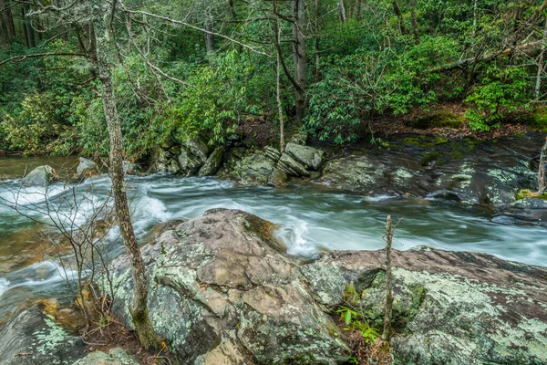 Rychle Tekoucí Řeka Tekoucí Proudu Hor Přes Skálu Balvany Lesích — Stock fotografie