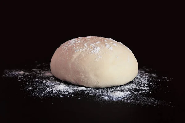Pâte à levure avec farine sur fond sombre — Photo