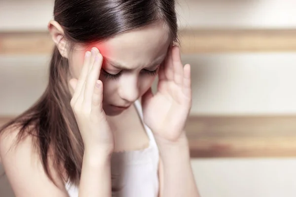 Adolescente s'assoit escaliers tenant les mains avec la tête endolorie foyer doux — Photo