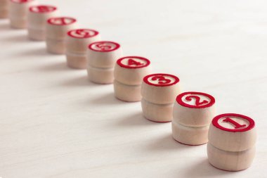 Piyango fıçıları çapraz seçici odak noktasında duruyor