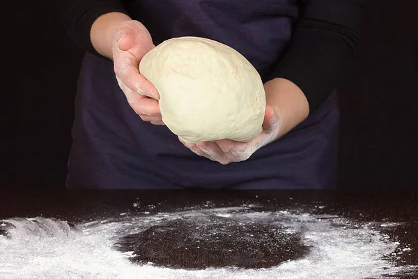 Weibliche Hände der Köchin halten prachtvollen Teig in Händen — Stockfoto