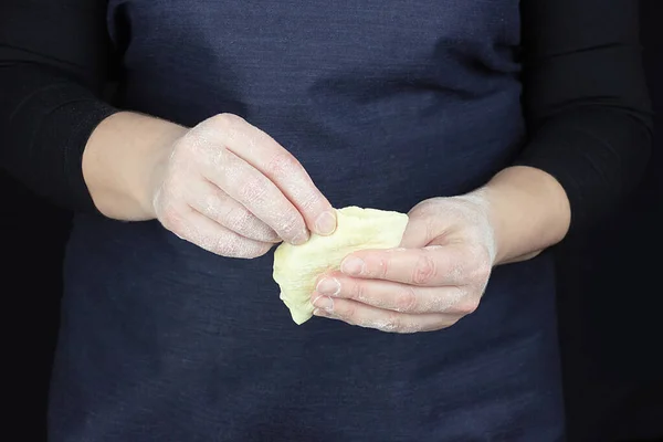 Les mains des femmes du chef sculptent de la pâte . — Photo