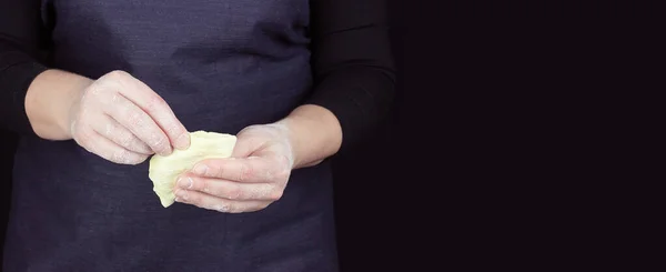 Les mains des chefs sculptent un produit de pâte — Photo