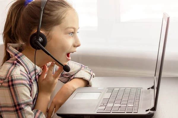 Schülerin blickt bewundernd auf Laptop — Stockfoto