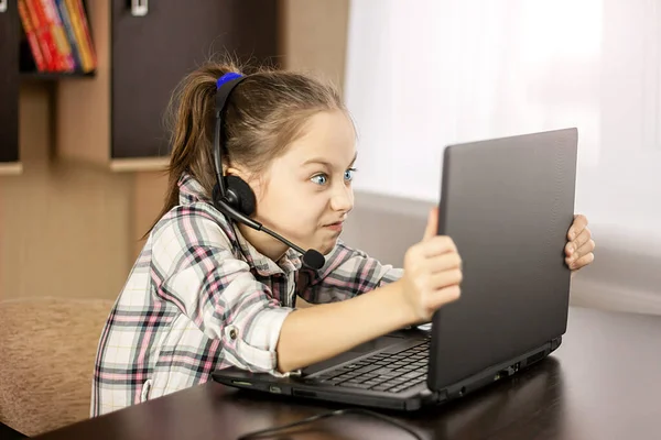 Tonårstjej är arg på en bärbar dator — Stockfoto