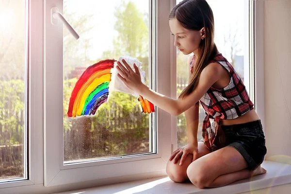 Adolescente Efface Signe Espoir Arc Ciel Sur Une Fenêtre Concept — Photo
