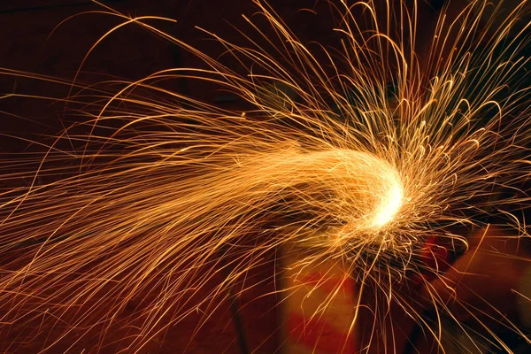 研削盤で金属を切断から明るい円火花背景 — ストック写真