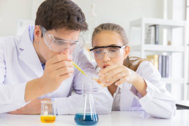 Laboratuvarda çeşitli ekipmanlarla bir bilim laboratuvarında çalışan erkek ve kadın bilim adamları..