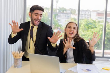 Ofiste çalışan yeni bir iş adamı nesli. Masasında gülümseme ve mutlulukla dokümanlar var.