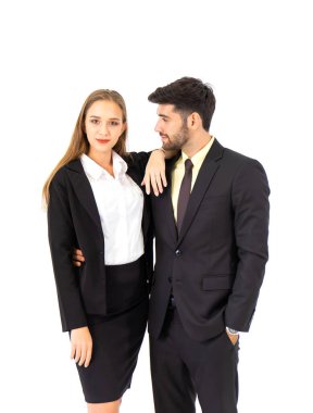 İki genç erkek işadamı ve beyaz bir arka planda izole edilmiş genç bir kadın..