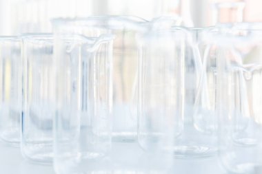 Cam ampul. Kimyasal matara. Kimyasal damarlar. Kadehler. Temiz, kullanılmamış.