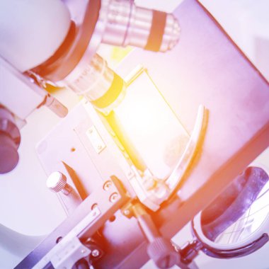 Mikroskop ve turuncu ışığa yakın çekim