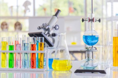 Çeşitli şekillerde cam şişelerde kimyasal reaktörler, çeşitli boyutlarda bilimsel deneyler..