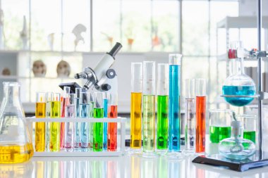 Bilimsel laboratuvarlarda, masalarda, laboratuvarlarda kullanılan çeşitli cam tüpleri ve ekipmanları araştırmayı deneyin.