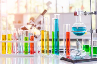 Bilimsel laboratuvarlarda, masalarda, laboratuvarlarda kullanılan çeşitli cam tüpleri ve ekipmanları araştırmayı deneyin.
