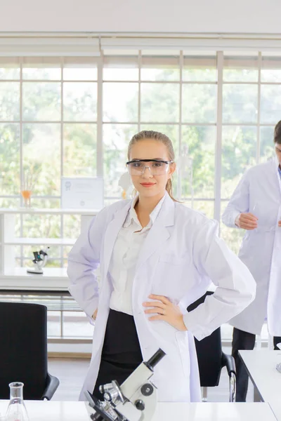 Mężczyźni Kobiety Naukowcy Pracujący Laboratorium Naukowym Różnym Wyposażeniem Laboratorium — Zdjęcie stockowe
