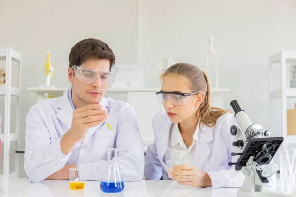 Mannelijke Vrouwelijke Wetenschappers Werkzaam Een Wetenschappelijk Laboratorium Met Diverse Apparatuur — Stockfoto