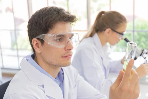 Mannelijke Vrouwelijke Wetenschappers Werkzaam Een Wetenschappelijk Laboratorium Met Diverse Apparatuur — Stockfoto