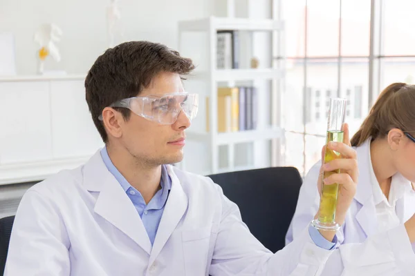 Mannelijke Vrouwelijke Wetenschappers Werkzaam Een Wetenschappelijk Laboratorium Met Diverse Apparatuur — Stockfoto