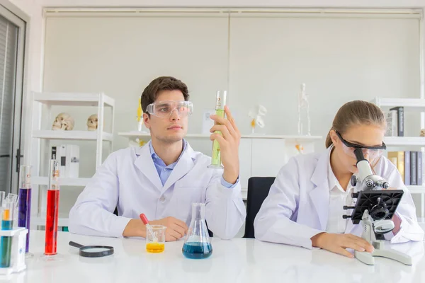 Mannelijke Vrouwelijke Wetenschappers Werkzaam Een Wetenschappelijk Laboratorium Met Diverse Apparatuur — Stockfoto