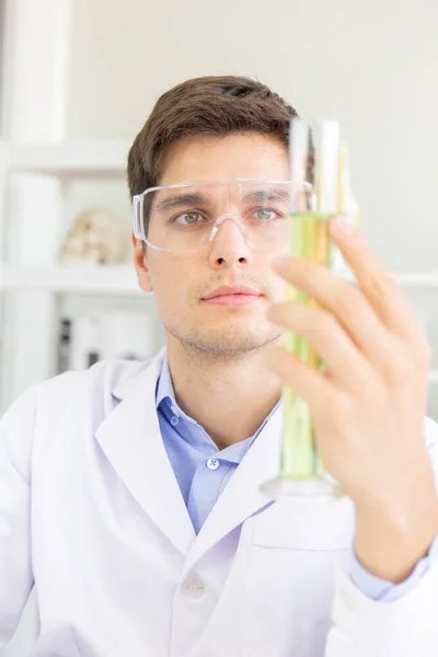Een Mannelijke Wetenschapper Die Werkt Een Wetenschappelijk Lab Met Verschillende — Stockfoto