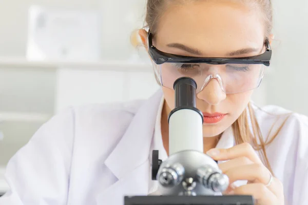 Mooie Vrouwelijke Wetenschappers Kijken Naar Microscopen Een Wetenschappelijk Lab Met — Stockfoto