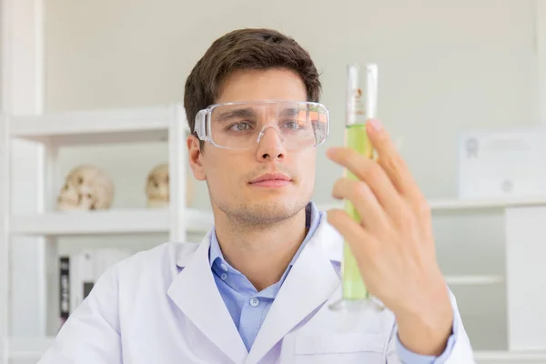 Een Mannelijke Wetenschapper Die Werkt Een Wetenschappelijk Lab Met Verschillende — Stockfoto