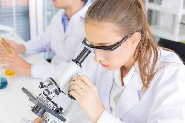 Mannelijke Vrouwelijke Wetenschappers Werkzaam Een Wetenschappelijk Laboratorium Met Diverse Apparatuur — Stockfoto