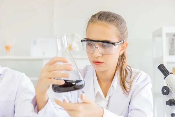 Een Mooie Vrouwelijke Wetenschapper Opereert Een Wetenschappelijk Lab Met Verschillende — Stockfoto