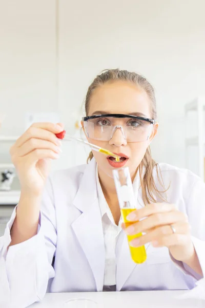Een Mooie Vrouwelijke Wetenschapper Opereert Een Wetenschappelijk Lab Met Verschillende — Stockfoto