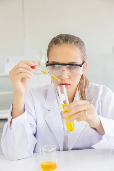 Vacker Kvinnlig Forskare Verksam Ett Forskningslabb Med Olika Utrustning Labbet — Stockfoto
