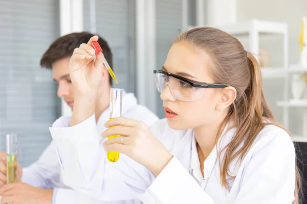 Laboratoriumonderzoek Teamwerk Mensen Wetenschappers Analyseren Gegevens Bestuderen Evalueren Het Succes — Stockfoto