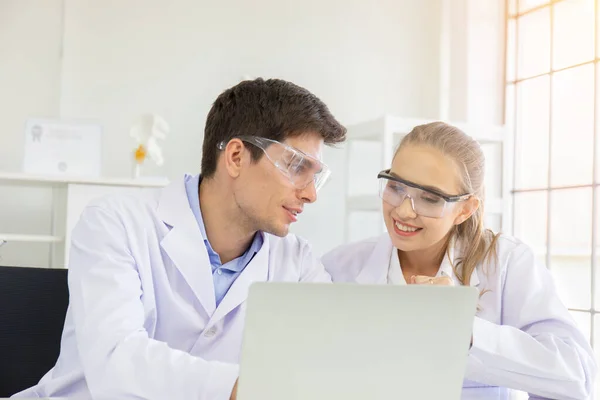 Het Concept Van Onderzoekers Gezondheidszorg Onderzoekers Die Werkzaam Zijn Laboratoria — Stockfoto